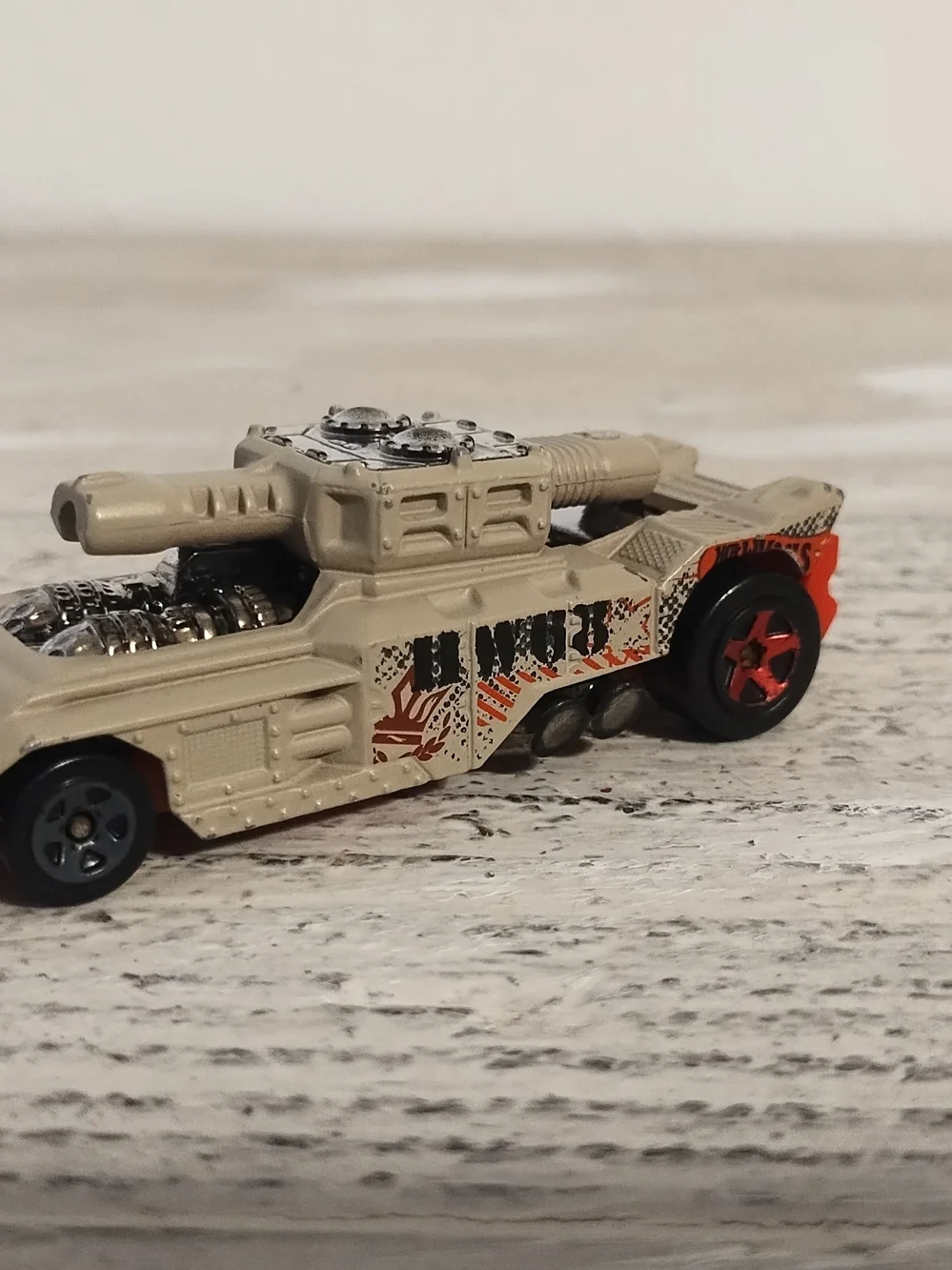 Hot wheels he off road invade army tank 2014 Sand Desert  diecast metal